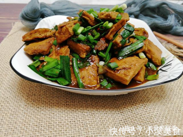 甜面酱|老豆腐这样做，比肉还好吃，香辣过瘾，二斤豆腐不够我家一顿吃的