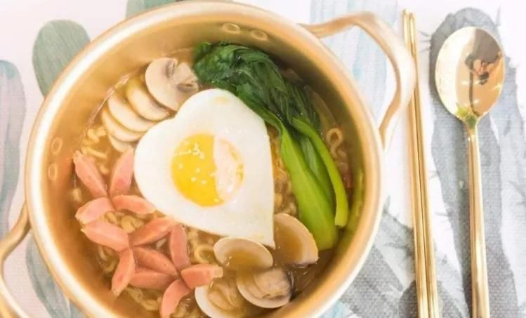 泡面|泡面创始人将方便面当饭吃,看到其活的岁数后,网友:被骗多年!