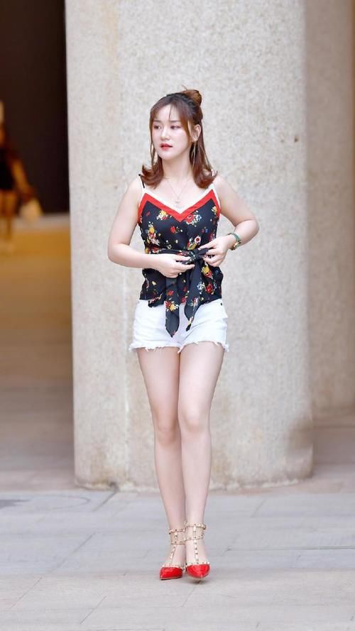 着黑色修身上衣搭配高腰短裙，温婉大方，貌美如花