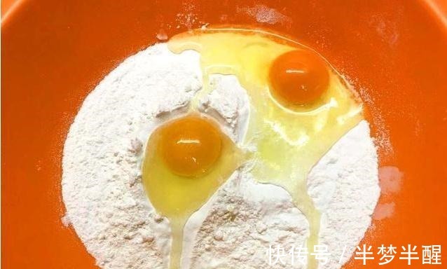 一碗面粉，两个鸡蛋，不用一滴水，5分钟教你做软香的“面包饼”！