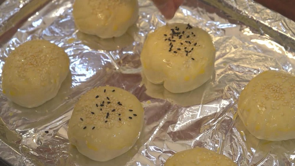 新疆酥皮烤包子,外皮酥脆味道鲜美,咬一口满满都是肉,太攒劲了