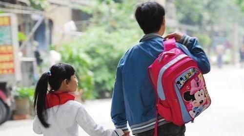 影院|熊孩子踢坏影院屏幕,面对上万损失,家长:娃不懂事踢的!赔啥!