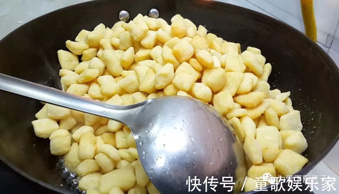 5个鸡蛋,1斤面粉,锅里一炒,做出创意小零食,比蛋糕好吃十倍