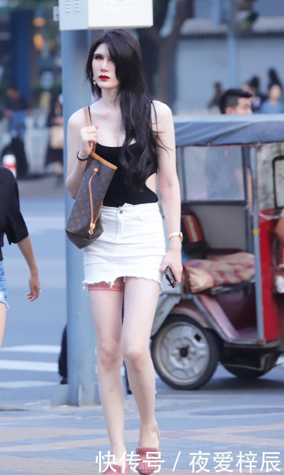 街拍小姐姐时尚有型,走路带风,金色的裙子让小姐姐更有女人味