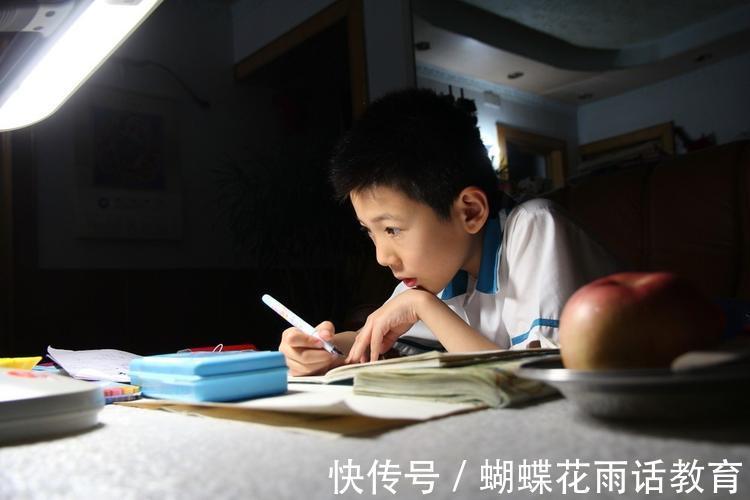 当家长|爸爸怒撕寒假作业,扔进浴缸,孩子边拣边痛哭!这只是孩子的错吗