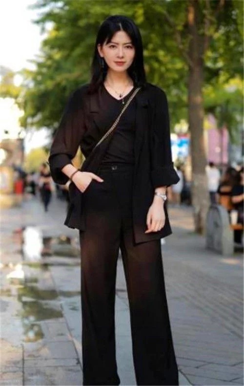 街拍：长发飘飘的小美女，蕾丝外套搭配短裤，美丽又时尚