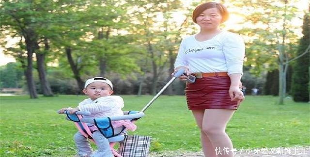 宝妈带宝宝出门突然下起雨，宝妈急中生智的做法，让人忍不住想笑