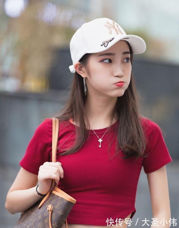 紧身衣|美女街拍:美女秀A4腰,自信满满,身材真棒!