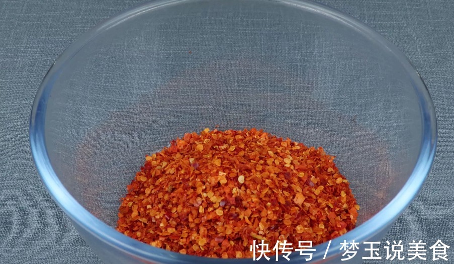 做辣椒油时,直接淋热油是错误的,教你一个做法,辣椒油又香又辣!