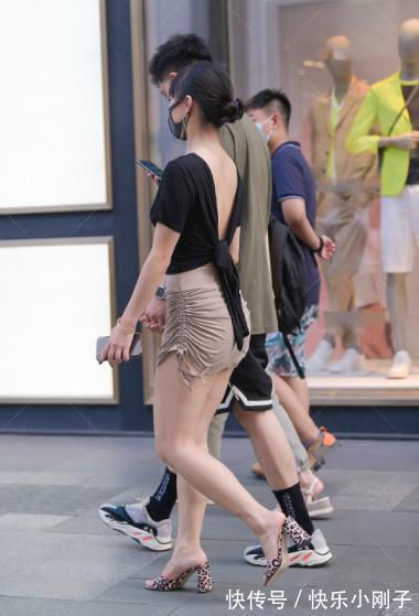 短裙 黑色修身t恤搭配卡其色皱纹短裙,简单狂野,小姐姐也是真的敢穿