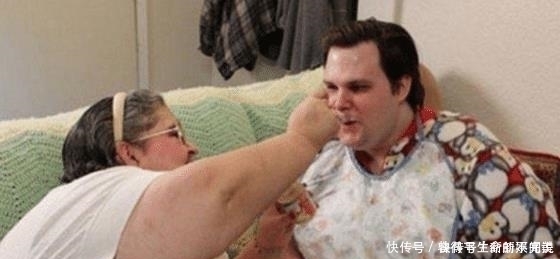 家长|美国33岁“巨婴”火了,用奶嘴穿纸尿裤,每天等着妈妈喂饭