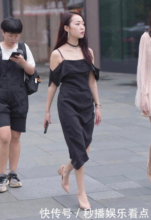 白皮肤妹子走黑暗系穿搭格外吸引眼球,一字肩设计简约大方又耐看