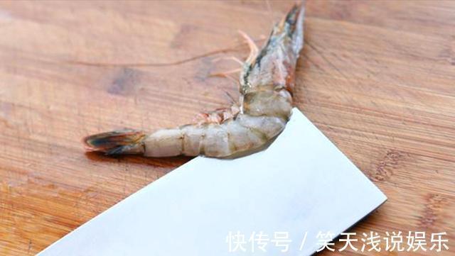 去虾线，用牙签就错了！海鲜店老板偷偷教我一招，厉害了
