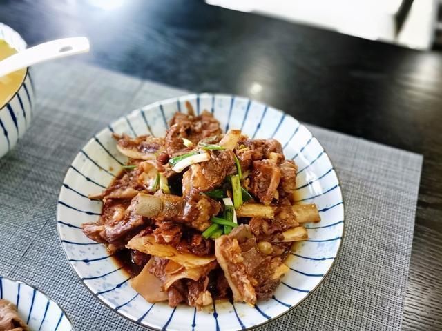 香菇酱汁淋豆腐|好吃绝了!午餐4个菜,个个喜欢全光盘,网友:家里有矿吗?