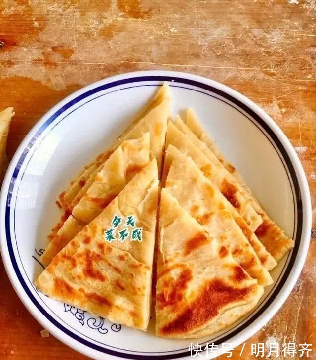 温水或凉水和面都不对，试试我烙饼的特殊方法，松软酥香，放一天都不会硬