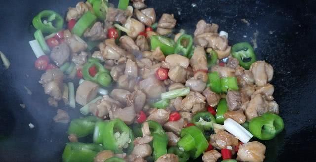 花甲炒鸡肉,好吃又下饭的一道家常菜,做法简单,我家常做