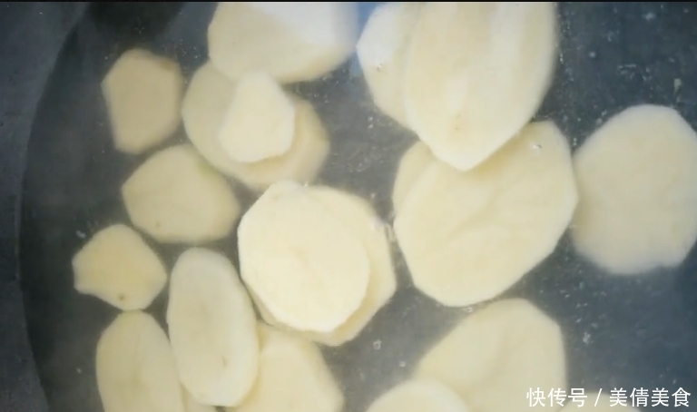 炸土豆片撒上这种调料,香味瞬间提升10倍,一盘上来秒光。