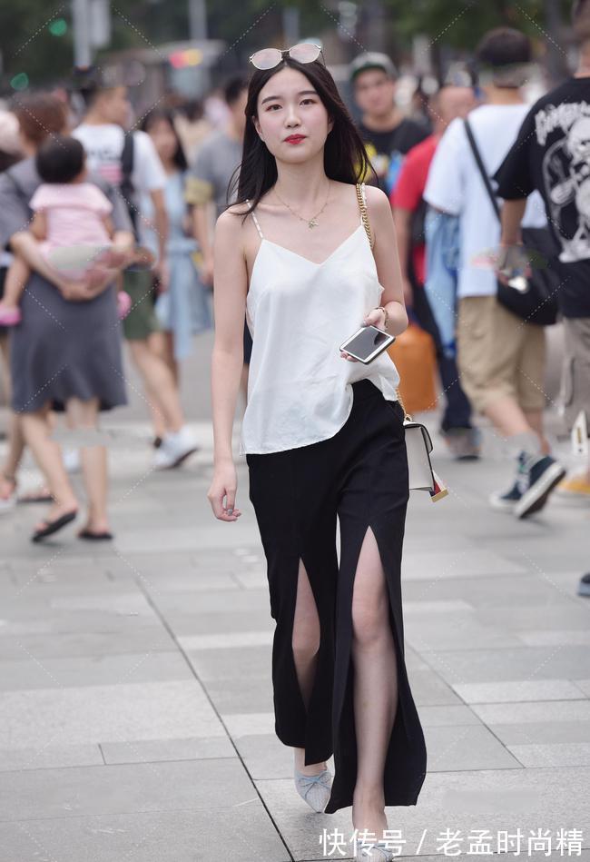 小吊带|高开叉喇叭裤搭配清爽小吊带,清爽性感,设计大胆