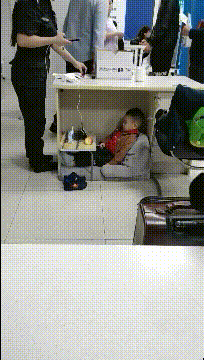 |搞笑GIF趣图:大爷,你这酒喝一口应该可以延寿百年吧