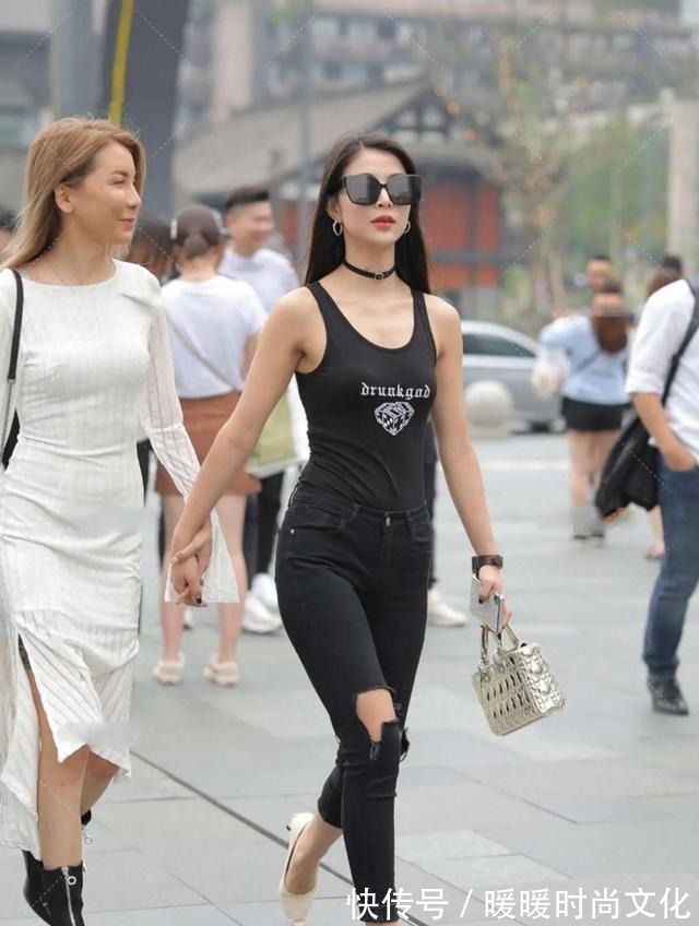 吊带 黑色吊带+黑色破洞裤穿搭,又酷又飒,潇洒自信,御女范儿十足!