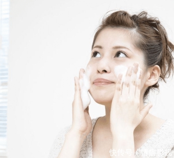 分钟|李佳琦5分钟卖空20000支的洗面奶有多好用?网友:7次闭口消除了