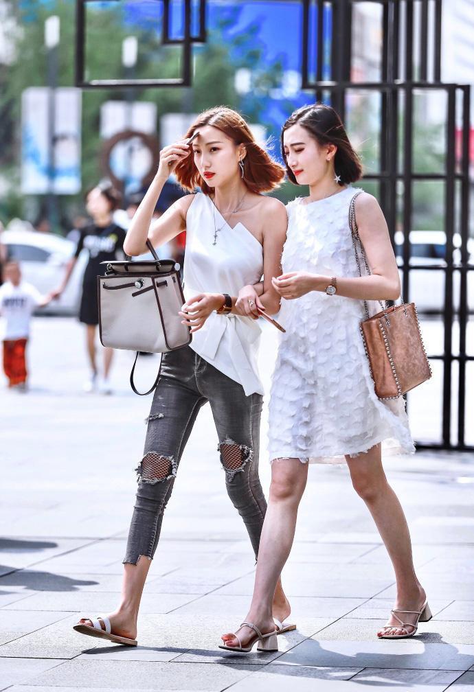 时髦|街拍:长发披肩的好姐妹,身穿时髦短款装,甜美又靓丽