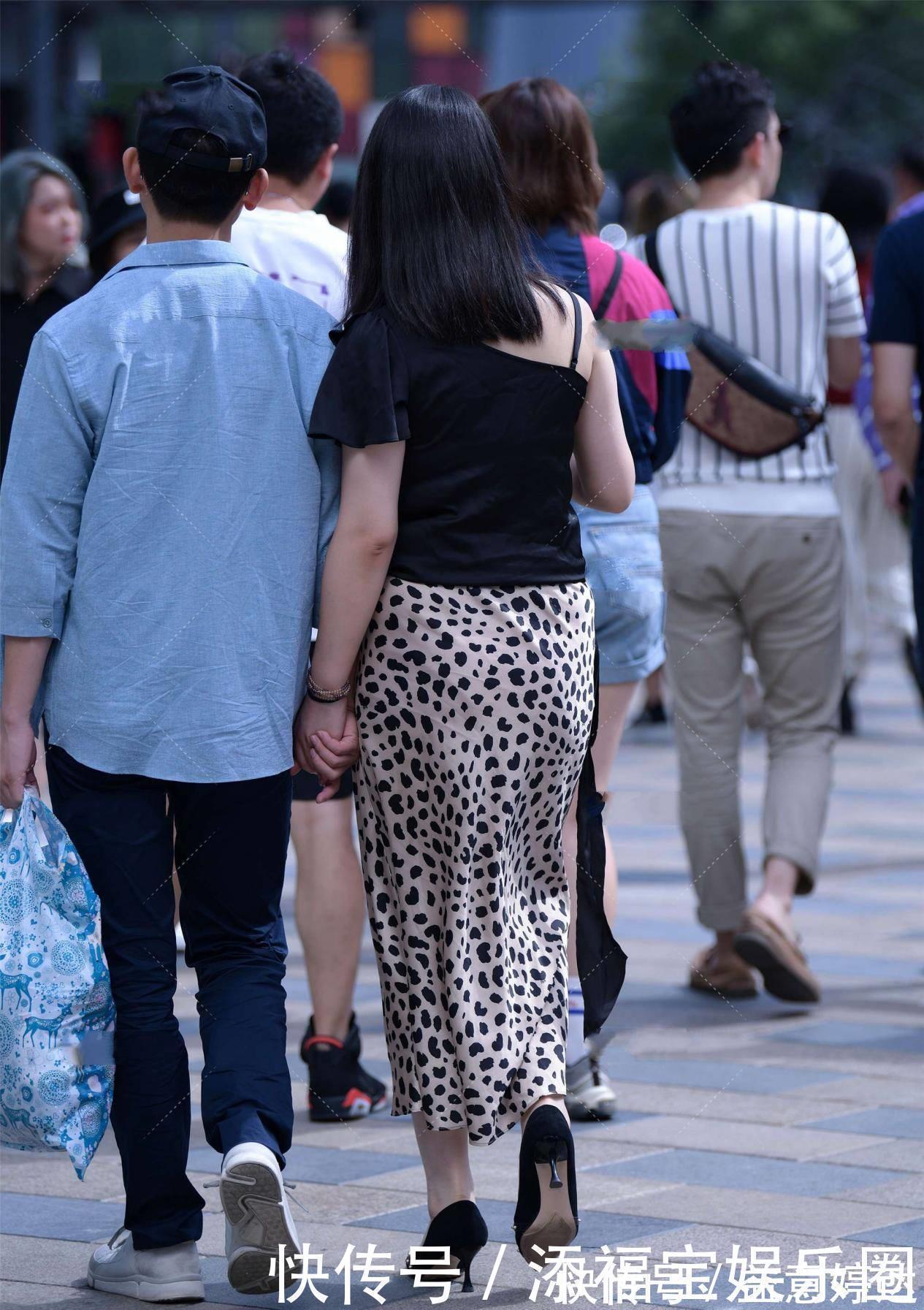 时尚|时尚感十足的斑点图案半身裙,如何搭配更显时髦洋气?