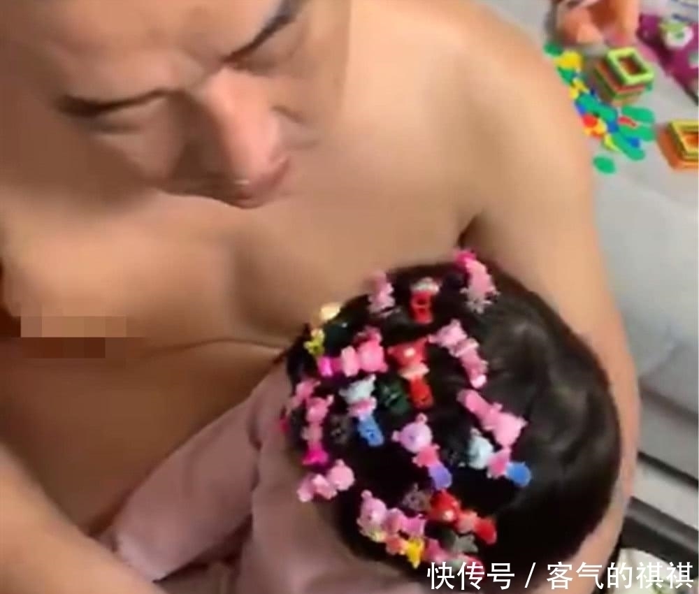 爸爸给女儿梳头发，没想到出现如此画面，网友：直男的审美