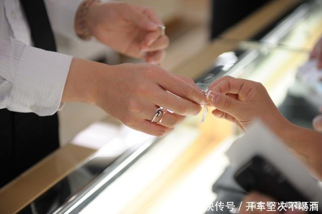 莫桑钻|前几年在美国很火的莫桑钻，到底是不是钻石