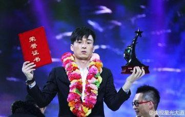 他假扮服务员,获星光大道冠军后,捞金千万去夜店寻欢,惨遭封杀