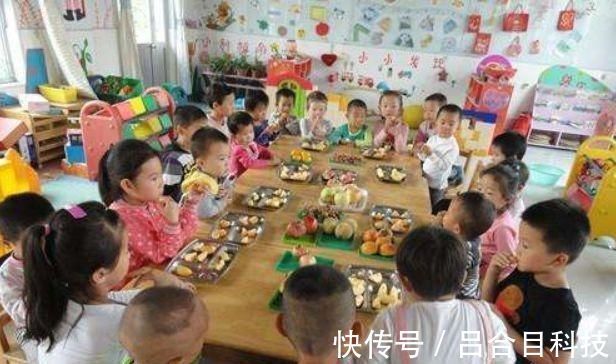 老师|老师发的照片当中有车厘子,孩子却说只吃到了苹果,家长不淡定了