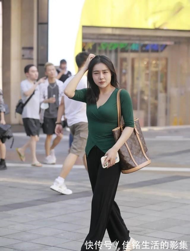 运动鞋 秋季穿衣建议“宁大不小”,阔腿裤就是标准,搭配得当同样有曲线!