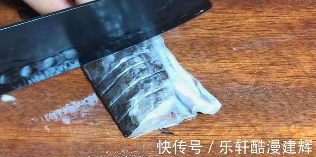 带鱼别再红烧了，多加一个鸡蛋，不清蒸不油炸，上桌人人抢着吃