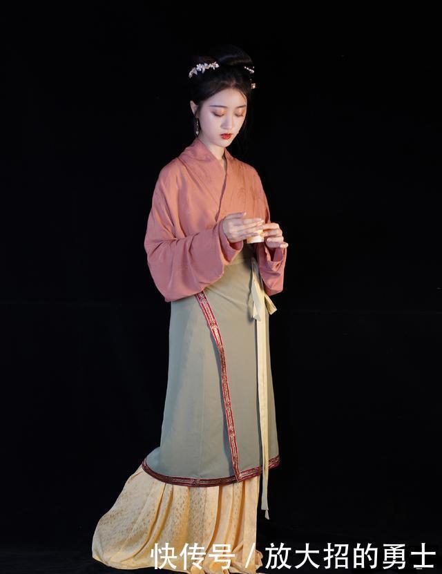  汉服|小姐姐“叠穿”汉服太惹眼，网友你是不是刚从壁画里出来