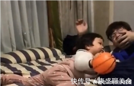 妹妹|哥哥正在看电视,妹妹趁着不注意偷亲一口,果然二胎开放没毛病