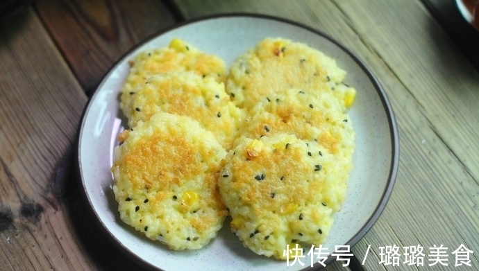 剩米饭只会做蛋炒饭？换个做法，比炒饭简单，吃起来酥香脆