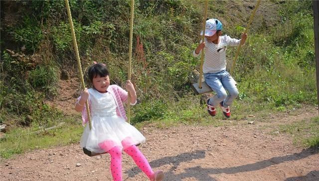 秋千|两个孩子玩荡秋千不幸坠落，宝妈慌乱中接住自家孩子，却被骂冷血