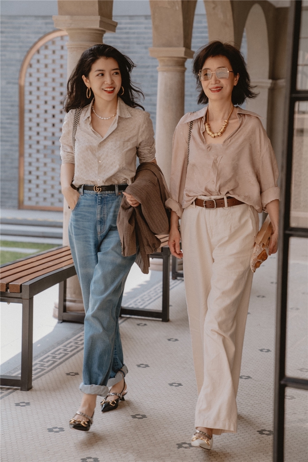 风衣 女人过了50岁，穿阔腿裤多配这5件上衣，三木妈妈穿上美极了