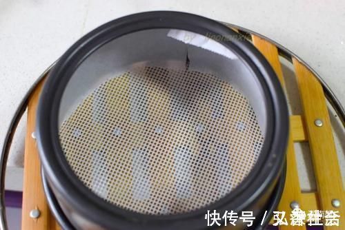 活底|这个小点心，不用揉面不用发酵，一搓一蒸就做好，咸口米糕真好吃