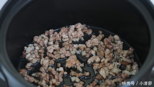 中午用2两肉炖了1锅菜,汤鲜菜香,无肉不欢的老公也抢着吃