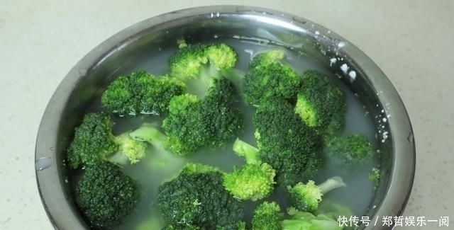 淘米水|清水洗西兰花,还不如不洗,往水里倒一点它,脏东西自己跑出来