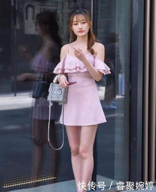 非常“减龄”的粉色连衣裙,轻松秀出少女范,“小仙女”都这么穿