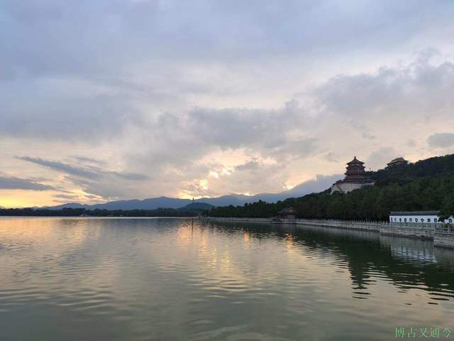 三山五园之颐和园晚霞，如烈火燃烧又似粉色温馨