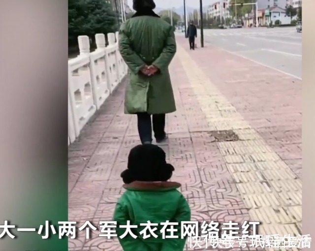 孩子|大鸡腿往嘴里一放,两岁萌娃背手学姥爷走路,气质拿捏得稳稳的