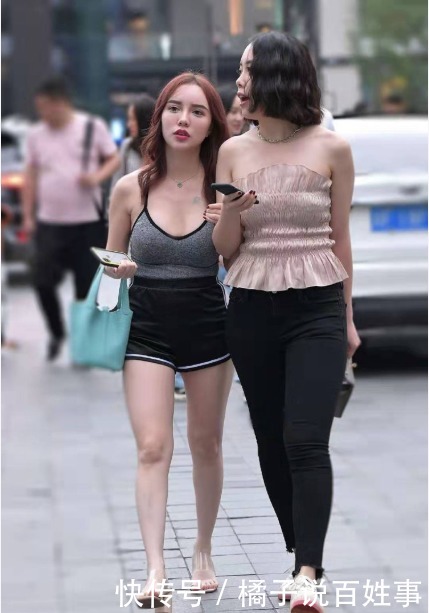 简洁|灰色运动背心搭配黑色短裤,休闲时尚,简洁干练