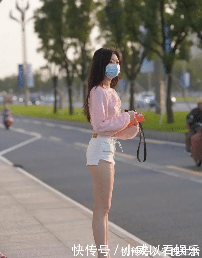 抽绳上衣 梦笑开娇靥,眼鬟压落花,纯白热裤配个性抽绳上衣的柔情似水穿搭