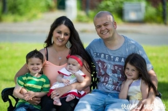 胞胎姐妹被妈妈用药物流掉,她却在母亲腹中安稳存活