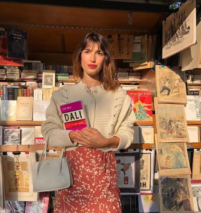 今年很流行“奶奶衫”，看似显老，穿上却很减龄，百搭不挑人