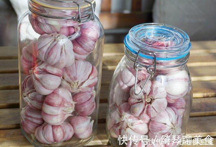糖醋|腌糖醋蒜时,别只放醋和糖,记得多放“2个料”,蒜脆嫩香味浓