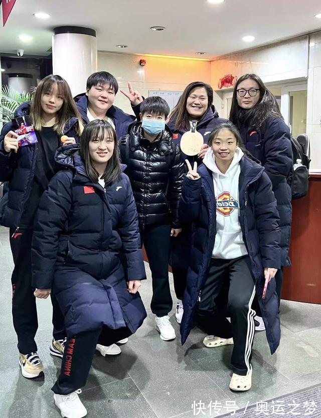 樊振东|面对镜头他们反应大不同,孙颖莎众星捧月,樊振东手拿香烟?